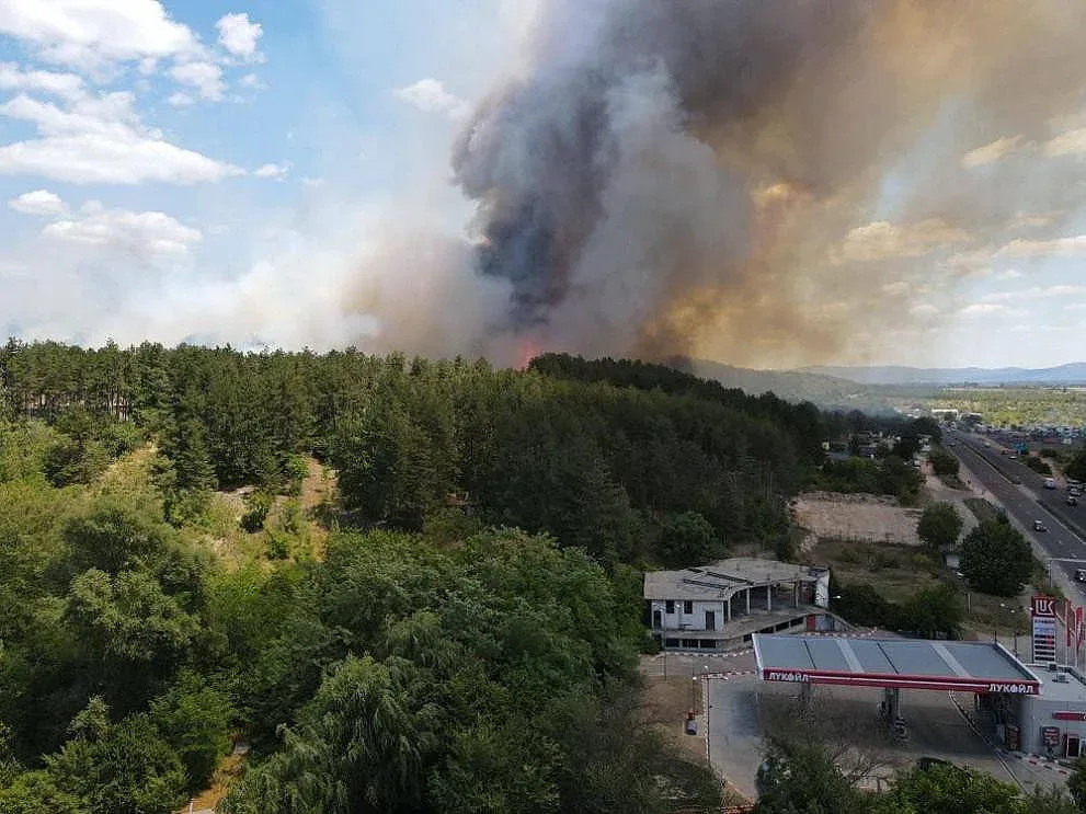 Адски пожар затвори пътя София - Бургас