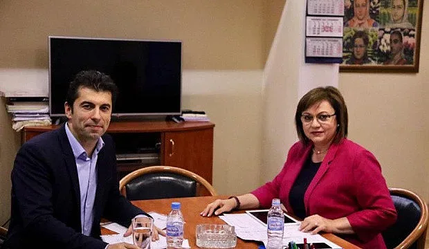 Нинова и Петков си размениха любезности, разговорите започнаха