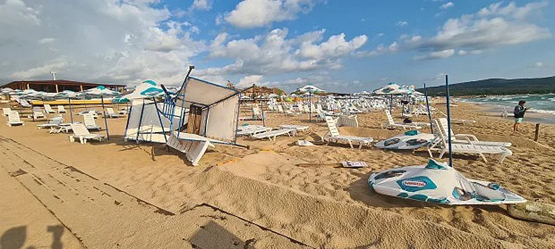 Зловеща буря по морето. Приморско в ужас